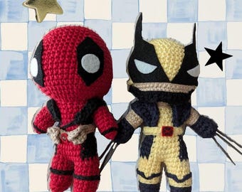 Op de afbeelding: Twee gehaakte pluche speelgoedjes, een rode en zwarte Deadpool en een gele en zwarte Wolverine, staan ​​naast elkaar op een blauw-wit geruite achtergrond.