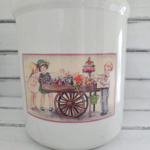 Hall のヴィンテージ セラミック食器ポット。花カートに乗った子供たちが描かれています。美しい春の室内装飾品です。
