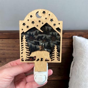 Luz nocturna LED de madera de abedul con diseño de vida silvestre: decoración rústica con enchufe