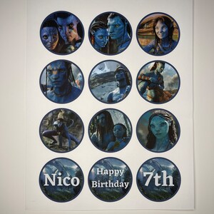 Puede incluir: Una hoja de 12 toppers redondos comestibles para cupcakes con im&aacute;genes de la pel&iacute;cula Avatar. Los toppers incluyen im&aacute;genes de los personajes alien&iacute;genas azules, incluyendo Neytiri y Jake Sully. Los toppers tambi&eacute;n incluyen texto que dice "Nico", "Feliz cumplea&ntilde;os" y "7&ordm;".