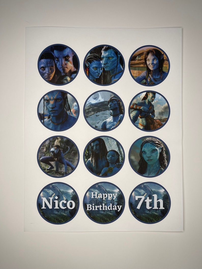 Puede incluir: Una hoja de 12 toppers redondos comestibles para cupcakes con im&aacute;genes de la pel&iacute;cula Avatar. Los toppers incluyen im&aacute;genes de los personajes alien&iacute;genas azules, incluyendo Neytiri y Jake Sully. Los toppers tambi&eacute;n incluyen texto que dice "Nico", "Feliz cumplea&ntilde;os" y "7&ordm;".