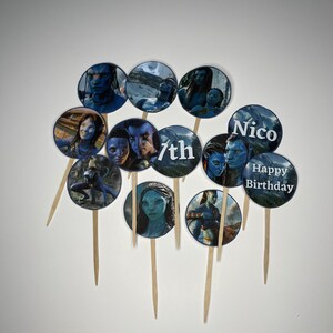Puede incluir: Un conjunto de 10 adornos redondos para cupcakes con im&aacute;genes de la pel&iacute;cula Avatar. Los adornos incluyen im&aacute;genes de los personajes Na'vi, incluyendo Neytiri y Jake Sully. Los adornos tambi&eacute;n incluyen texto que dice "Nico", "7th" y "Feliz cumplea&ntilde;os".