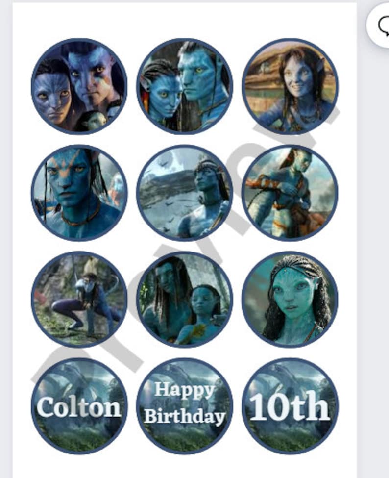 Puede incluir: Doce pegatinas circulares azules y blancas con im&aacute;genes de la pel&iacute;cula Avatar. Las pegatinas muestran personajes de la pel&iacute;cula, incluyendo Neytiri, Jake Sully y Tsu'tey. Las pegatinas tambi&eacute;n incluyen texto que dice "Colton", "Feliz cumplea&ntilde;os" y "10&ordm;".