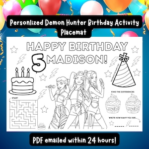 Puede incluir: Un mantel individual de actividades en blanco y negro con el texto "Personalized Demon Hunter Birthday Activity Placemat". El mantel individual incluye una tarta de cumpleaños, un laberinto e ilustraciones de cantantes. También está presente el texto "HAPPY BIRTHDAY 5 MADISON!"