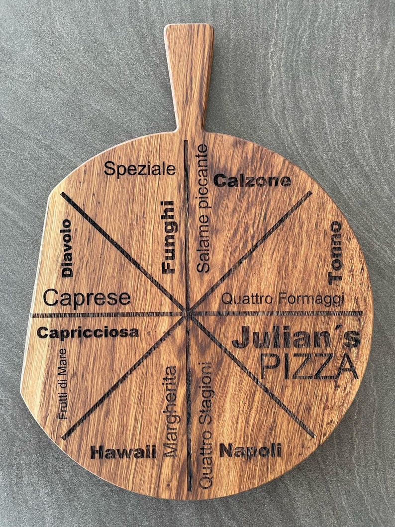 Puede incluir: Una tabla de pizza de madera con un asa y un dise&ntilde;o circular. La tabla est&aacute; dividida en ocho secciones, cada una etiquetada con un tipo de pizza diferente: Diavolo, Capricciosa, Caprese, Frutti di Mare, Hawaii, Margherita, Quattro Stagioni y Napoli. El centro de la tabla presenta el texto "Julian's Pizza" y "Quattro Formaggi".
