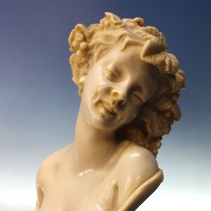 Busto in resina su base in metacrilato stile Carpeaux. Genio della commedia o della danza. 23 cm di altezza