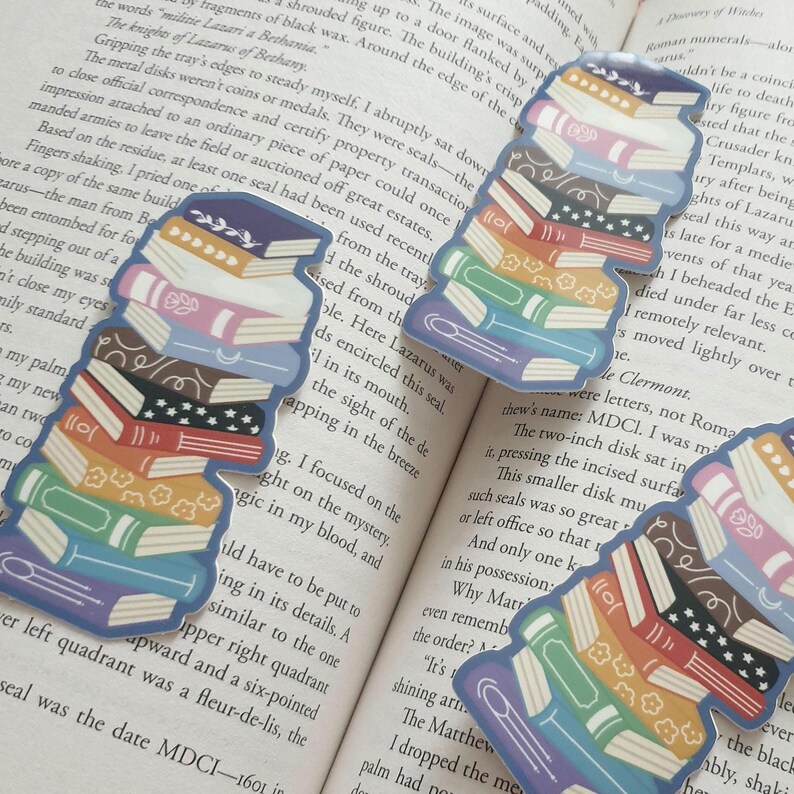 Puede incluir: Una pila de libros coloridos con diferentes dise&ntilde;os y patrones. Los libros est&aacute;n apilados uno encima del otro, creando una torre de libros. Los libros son de diferentes tama&ntilde;os y formas, y todos est&aacute;n cerrados.
