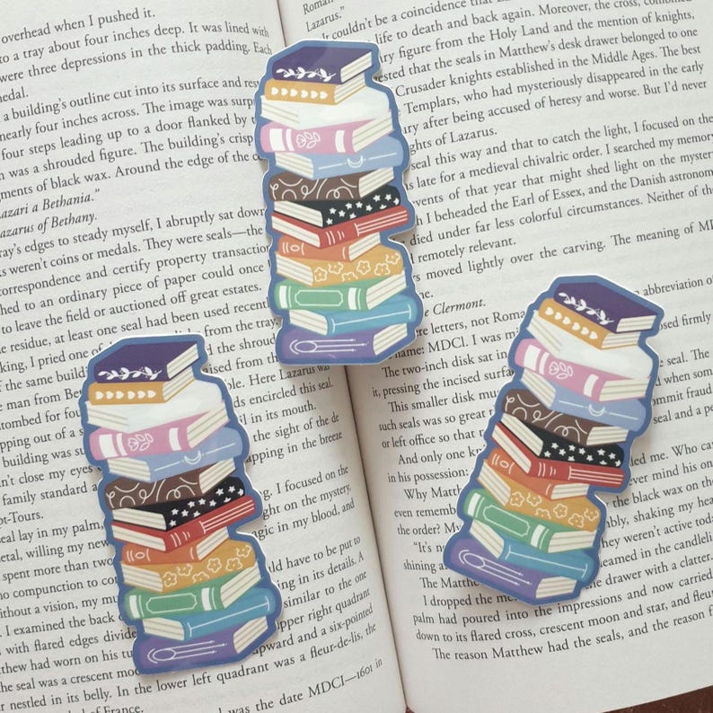 Puede incluir: Una pila de libros de pegatinas coloridos con un esquema de colores arco&iacute;ris. Los libros de pegatinas est&aacute;n dispuestos en una pila con las espinas hacia afuera. Los libros de pegatinas est&aacute;n sobre un fondo blanco.