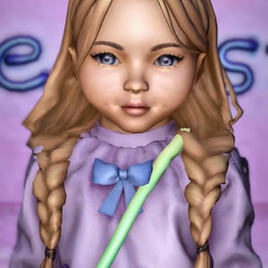 Könnte beinhalten: Eine Puppe mit langem, blondem Haar in zwei Zöpfen, bekleidet mit einem hellvioletten Langarmshirt mit einer blauen Schleife am Ausschnitt. Die Puppe hat blaue Augen und trägt ein violettes Accessoire mit einem hellgrünen Riemen über der Brust.