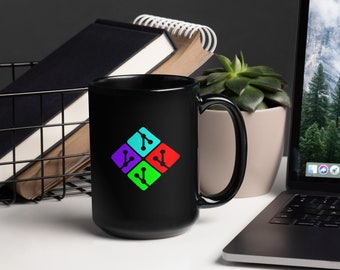 Op de afbeelding: Zwarte keramische mok met een kleurrijk logo met vier verbonden knooppunten in een ruitvorm. Het logo is in tinten blauw, paars, groen en rood.