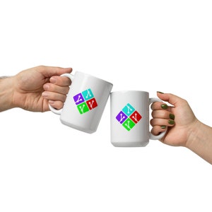 Puede incluir: Dos tazas de cerámica blanca con un logotipo colorido de cuatro cuadrados con un símbolo estilizado verde, azul, rojo y morado en cada cuadrado. Las tazas se están chocando entre sí.