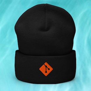Puede incluir: Gorro negro con borde doblado. Un parche cuadrado naranja con un gráfico blanco de dos flechas conectadas está bordado en la parte delantera. El gorro está hecho de un material suave y tejido.