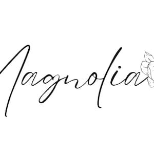 Könnte beinhalten: Schwarz-weiß-Illustration des Wortes "Magnolia" in Kursivschrift mit einer einzelnen Magnolienblüte rechts.