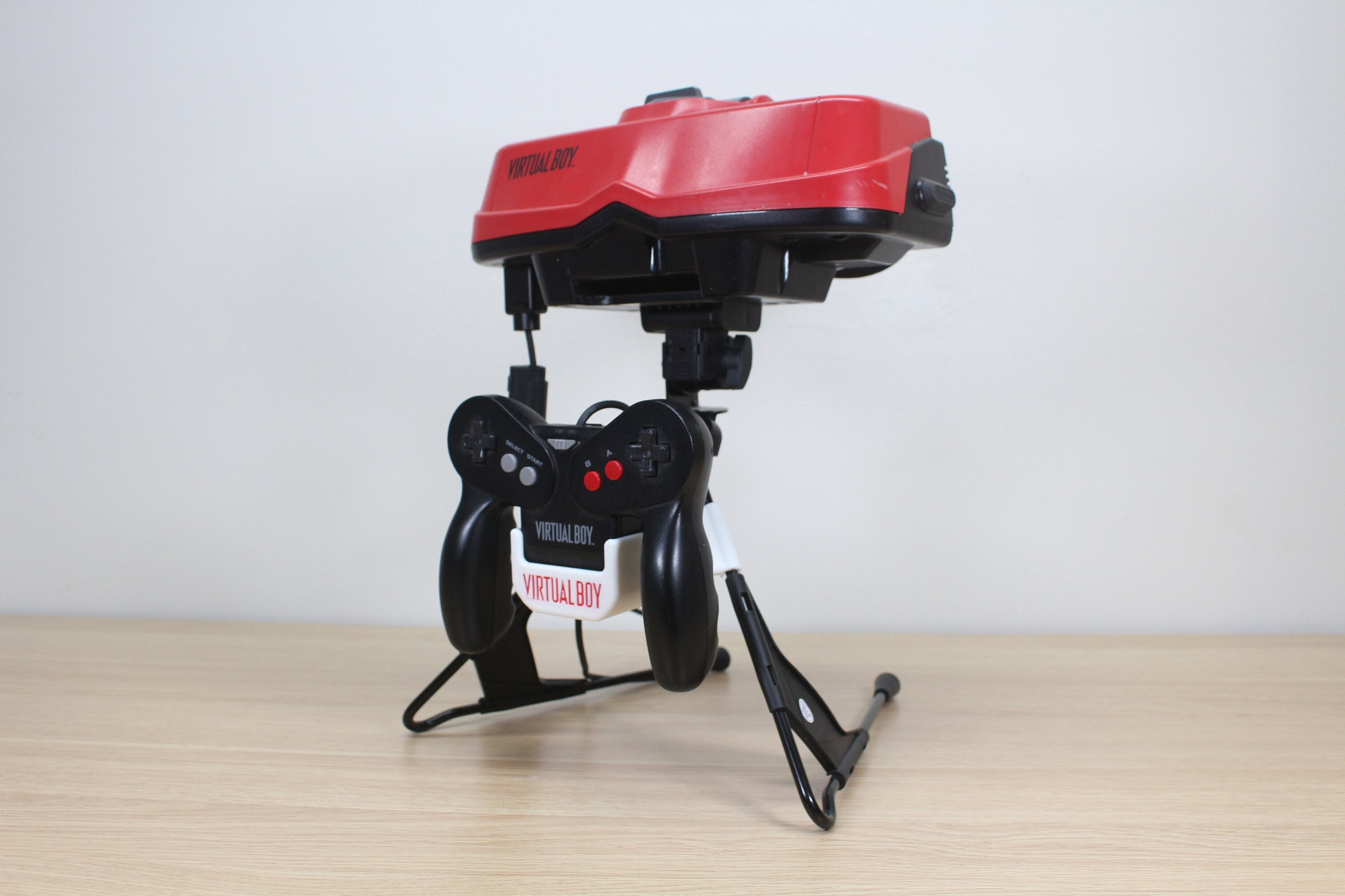 Nintendo Virtual Boy 箱、アイシェード付き il_fullxfull.6187125445_i4fn.jpg