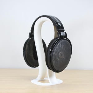 Soporte de exhibición para auriculares; muestra muchos tipos diferentes de auriculares