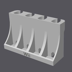 Puede incluir: Un soporte gris impreso en 3D para mandos de Wii. El soporte tiene cuatro ranuras para mandos y una base con la palabra "Wii" impresa. El diseño presenta soportes curvos y una estética moderna, ideal para accesorios de juego.