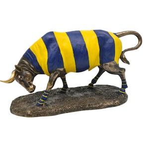 Hand-Painted Resin Charging Bull Figurine: Dynamic Office Decor