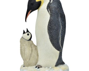 Statua dipinta a mano di pinguino con cucciolo: ornamento in resina vintage (altezza 23 cm)