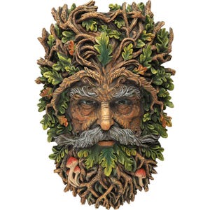Peut inclure: Une plaque murale représentant un visage formé de branches d'arbre brunes entrelacées et de feuilles de chêne vertes. Le visage présente une longue moustache grise, des yeux enfoncés et de petits champignons clairs nichés dans la barbe.