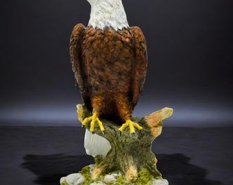 手描きの白頭鷲の像：ヴィンテージ樹脂製動物装飾（高さ8.65インチ