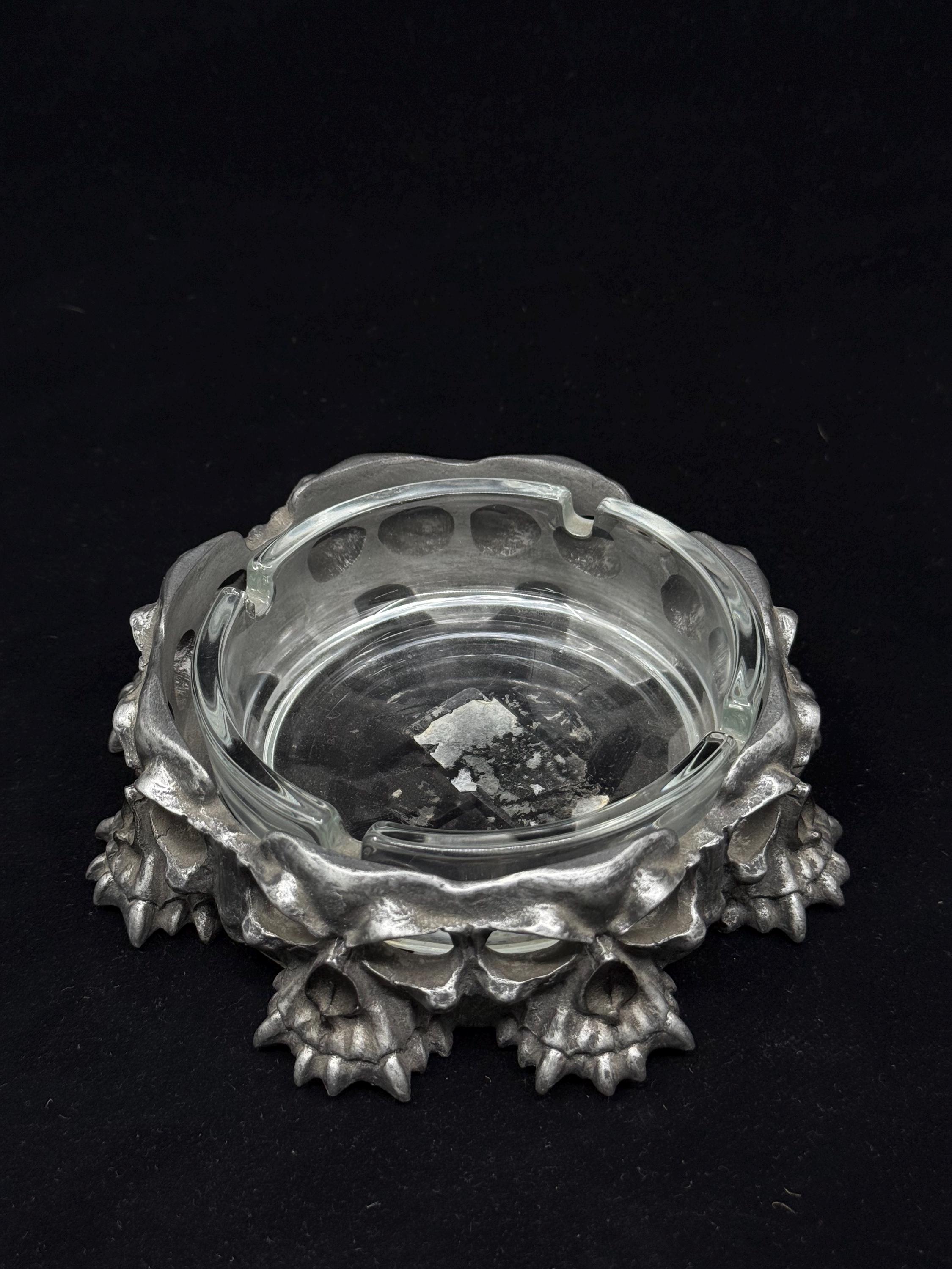 JRose Collections Gothic Aschenbecher Mit Totenkopf & Flammen-Design, Aus Harz – Dekorativ Für Zuhause Oder Büro