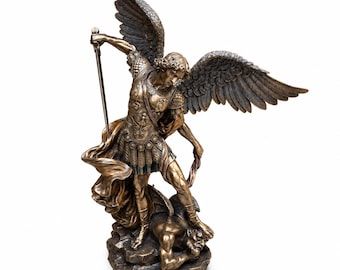 Groot standbeeld van aartsengel Michaël, beeldhouwwerk Saint Michael overwint draak, altaardecor beschermengel