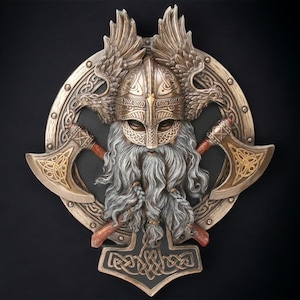 Könnte beinhalten: Eine bronzene Wandskulptur eines Wikingerkriegers mit einem gehörnten Helm, einem langen Bart und zwei gekreuzten Äxten. Der Krieger ist von einem runden Schild mit einem keltischen Knotendesign umgeben. Die Skulptur ist auf einem schwarzen Hintergrund montiert.