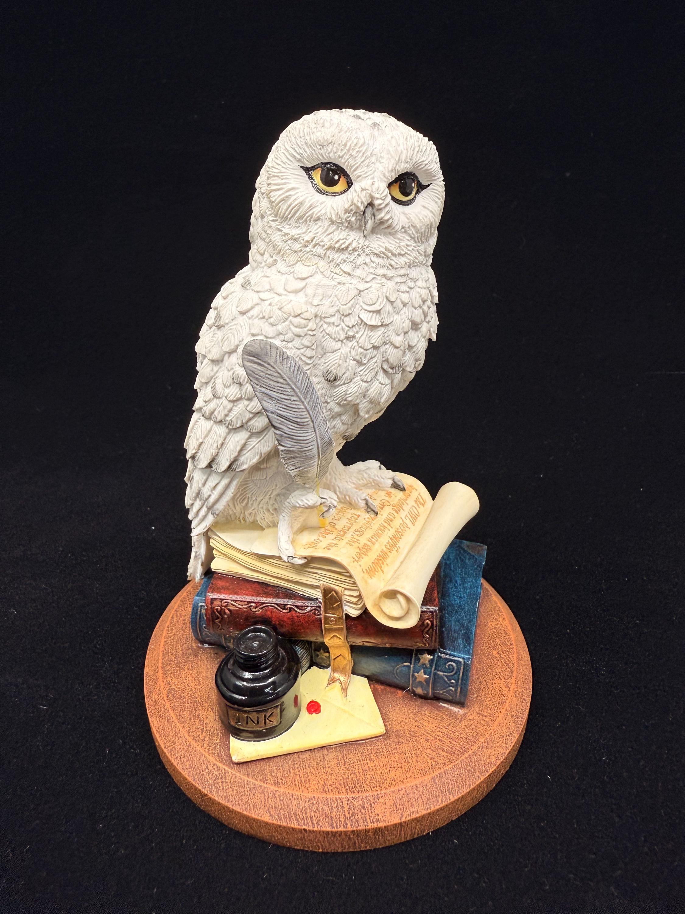 本に乗ったシロフクロウの置物 - 手作りの魔法のデスクデコレーション