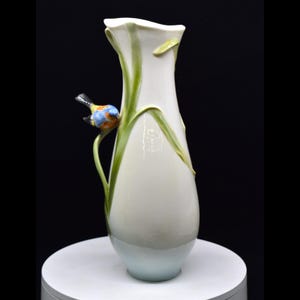 Porcelain Bird Vase – Hand-Painted Flower Vase – Elegant Nature Inspired Decor – Unique Home Accent – Gift for Bird Lovers