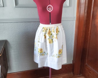 Upcycled Apron / Floral Vintage Pillowcase Apron / Cottagecore Baking Apron / Sourdough Baking / Half Apron With Pocket