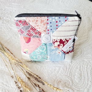 Przetworzona pikowana kosmetyczka wykonana z materiału z worków na mąkę z lat 40. XX wieku, blok patchworkowy / Przetworzona moda / Odnowiony styl vintage / Jedyny w swoim rodzaju