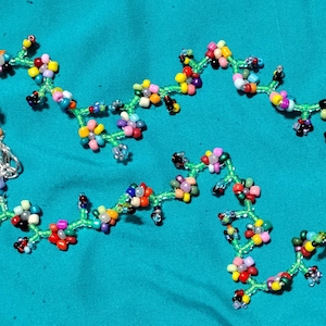 Collar de flores con cuentas
