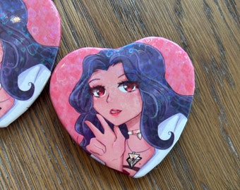 Spilletta Nijisanji “Scarle Yonaguni” con bottone a cuore Iluna