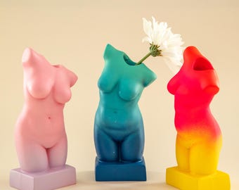 Jarrón de resina con torso femenino: colores vibrantes y decoración moderna.
