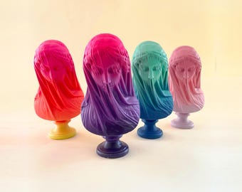 Estatua de yeso de la Virgen Velada: decoración pop art con colores llamativos
