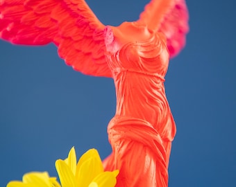 Estatua de la Victoria Roja de Barcelona: Arte de resina de la diosa griega alada
