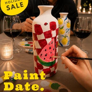 Könnte beinhalten: Eine weiße Keramikvase, handbemalt mit einem rot-weißen Karomuster und einem Wassermelonenmotiv. Der Text BANK HOLIDAY SALE, Paint Date. und Create your own decor, together. ist auf dem Bild als Überlagerung der Szene zu sehen.