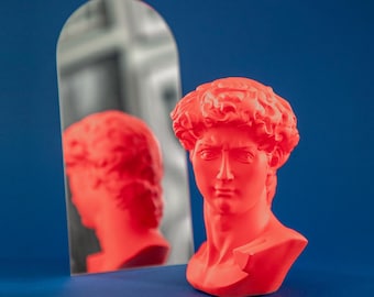 Busto del David Rojo de Barcelona: estatua moderna de resina del dios griego