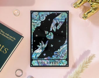 Cuadro decorativo de la carta del Tarot de Los Amantes, con incrustaciones de nácar y diseño celestial.
