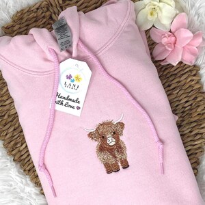 Highland Cow Embroidered Sweatshirt or Hoodie. Farm Animal Cozy Gift. afbeelding 6