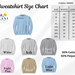 Op de afbeelding: Sweatshirt maattabel voor Gildan 18000, met afmetingen in inches voor breedte en lengte. De tabel bevat maten S tot en met 5XL. De tabel wordt vergezeld van afbeeldingen van sweatshirts in verschillende kleuren, waaronder wit, as, sportgrijs, lichtroze, zand en lichtblauw.
