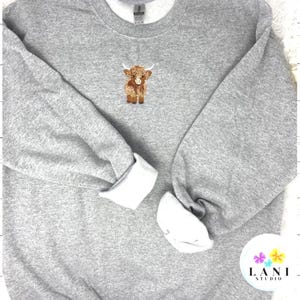 Highland Cow Embroidered Sweatshirt or Hoodie. Farm Animal Cozy Gift. afbeelding 1