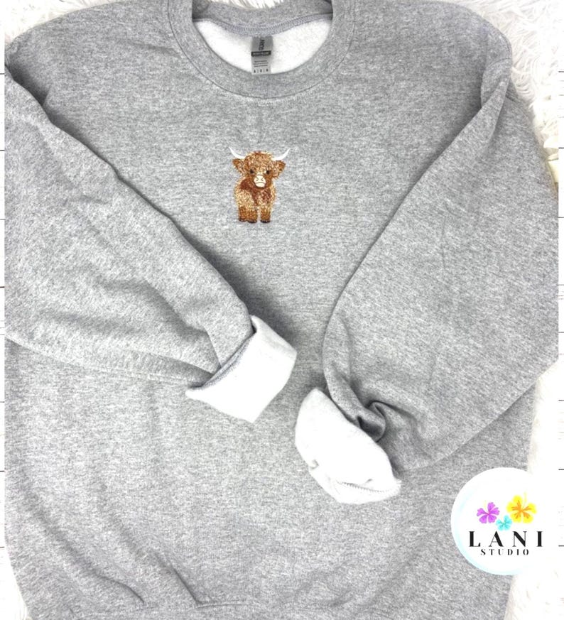 Highland Cow Embroidered Sweatshirt or Hoodie. Farm Animal Cozy Gift. afbeelding 1