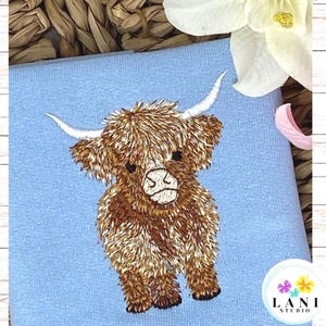 Highland Cow Embroidered Sweatshirt or Hoodie. Farm Animal Cozy Gift. afbeelding 3