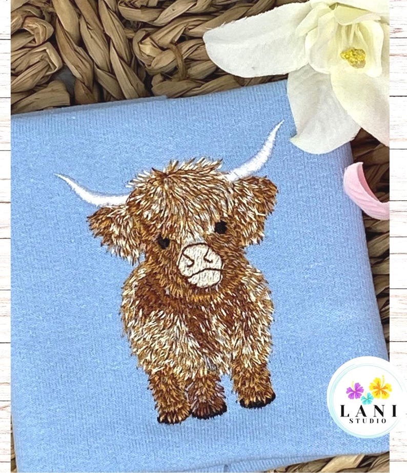 Highland Cow Embroidered Sweatshirt or Hoodie. Farm Animal Cozy Gift. afbeelding 3