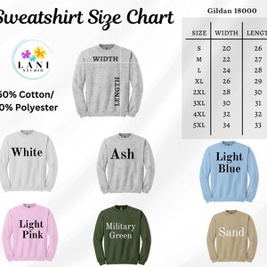 K&ouml;nnte beinhalten: Eine Sweatshirt-Gr&ouml;&szlig;entabelle mit Ma&szlig;en in Zoll. Die Tabelle umfasst die Gr&ouml;&szlig;en S bis 5XL mit den entsprechenden Breiten- und L&auml;ngenma&szlig;en. Das Bild zeigt auch verschiedene Sweatshirt-Farben, darunter Wei&szlig;, Aschgrau, Hellblau, Hellrosa, Milit&auml;rgr&uuml;n und Sand.