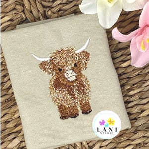 Highland Cow Embroidered Sweatshirt or Hoodie. Farm Animal Cozy Gift. afbeelding 2