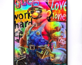 Op de afbeelding: Een kleurrijke digitale kunstprint met een cartoonfiguur dat een overall en een zonnebril draagt. Het figuur houdt een moersleutel en een gereedschapskist vast. De achtergrond is een graffiti-ontwerp met de woorden "Gucci Love Work Hard Money".