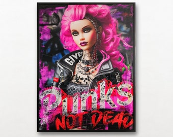 Op de afbeelding: Een pop met roze haar die een zwart leren jack draagt met het woord "Givenchy" op de rug. De pop heeft verschillende tatoeages en draagt een zilveren ketting met een hartvormige hanger. De pop staat voor een roze en zwarte achtergrond met de woorden "Punks Not Dead" in rood en wit.