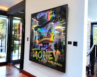Op de afbeelding: Een ingelijste print van een cartoon eend met een holografische afwerking. De eend draagt een hoed en een zonnebril en is omringd door dollarbiljetten. De tekst "Nothing but Money is better than Honey" is onder de eend gedrukt.